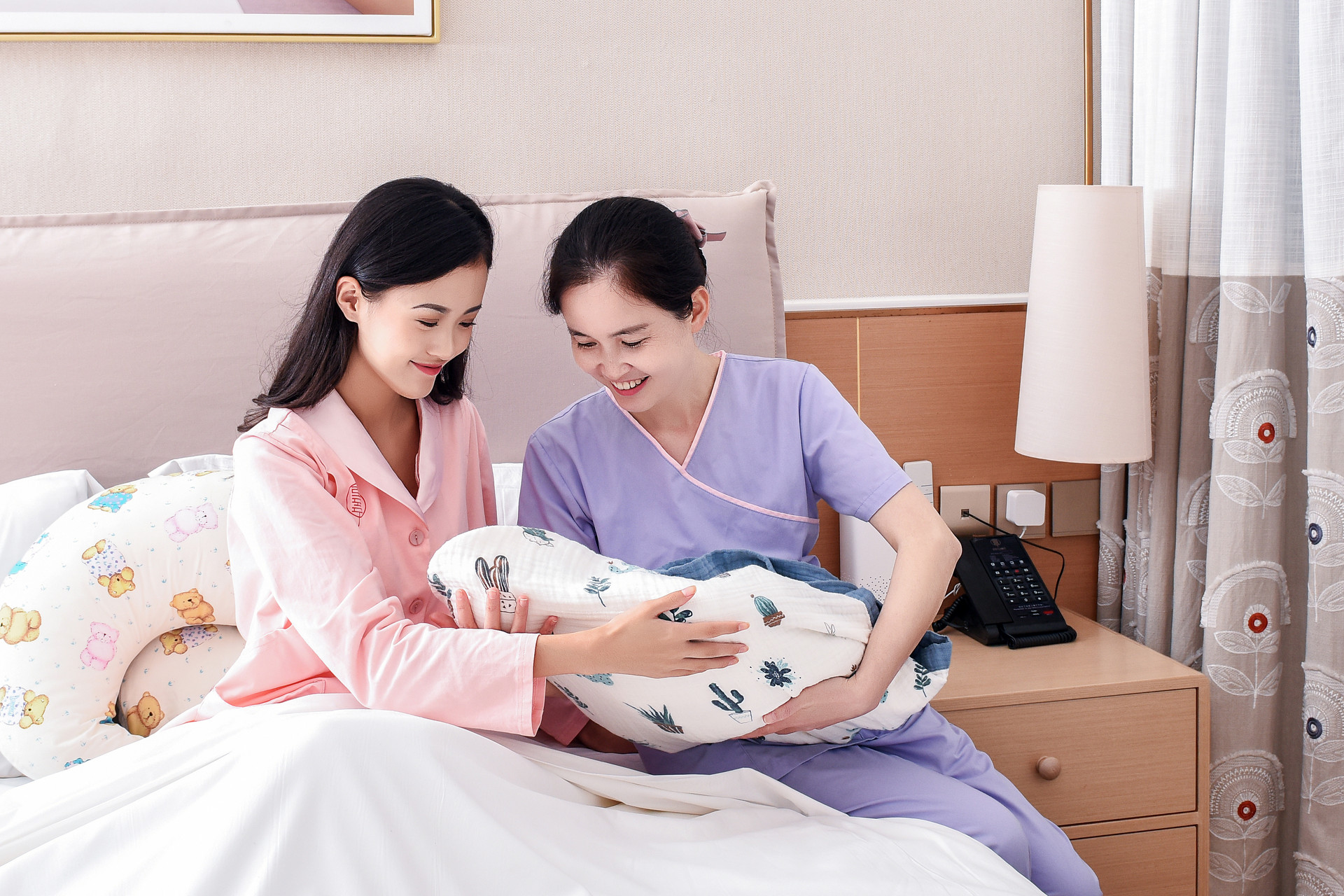 摄图网_501425096_banner_护士帮忙照顾婴儿（企业商用）.jpg