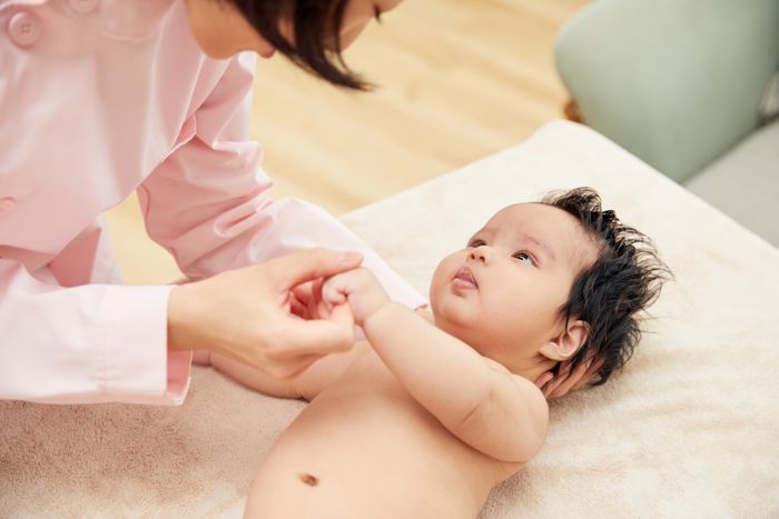 1636613790610374.jpg 摄图网_501694446_高档月子中心护工和婴儿互动(企业商用).jpg