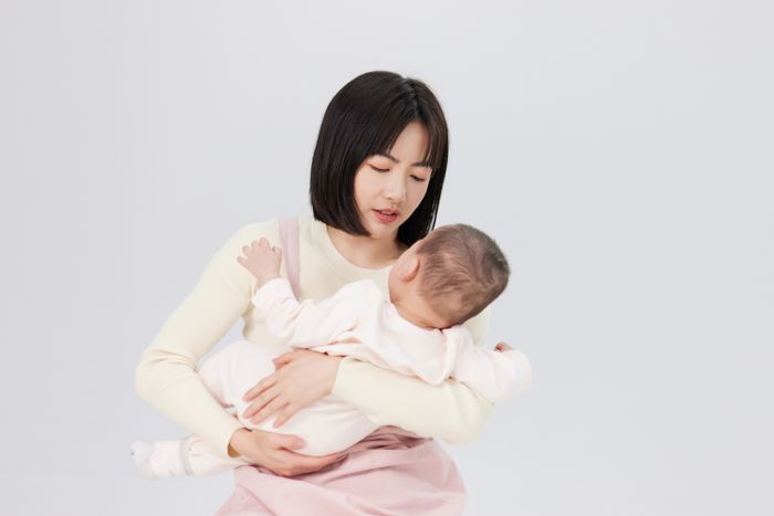 1638684968877216.jpg 摄图网_501725324_抱着婴儿小宝宝的月嫂(企业商用).jpg