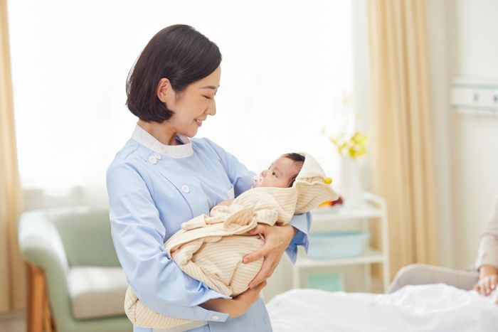 1639201268920979.jpg 摄图网_501694182_高档月子中心护工和婴儿互动(企业商用).jpg