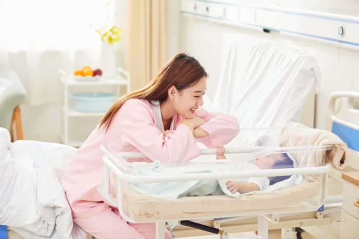 1639447076637965.jpg 摄图网_501692287_banner_年轻妈妈和婴儿车里的宝宝互动(企业商用).jpg