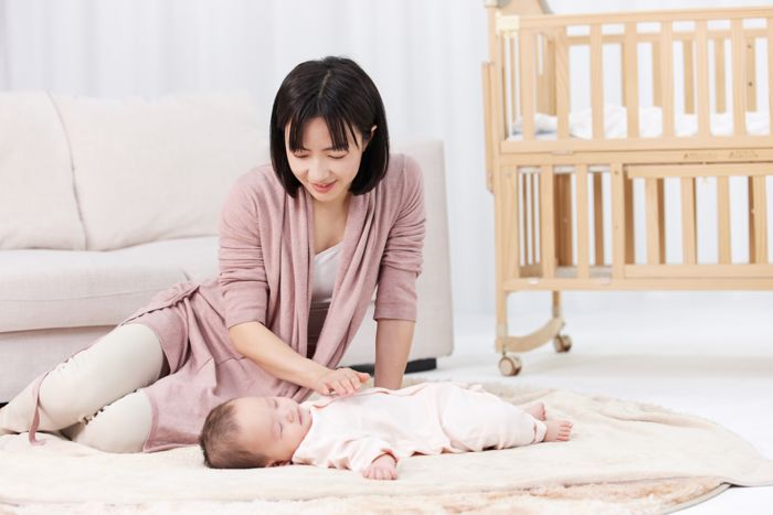 1640065225876662.jpg 摄图网_501728710_照顾婴儿宝宝入睡的月嫂保姆(企业商用).jpg