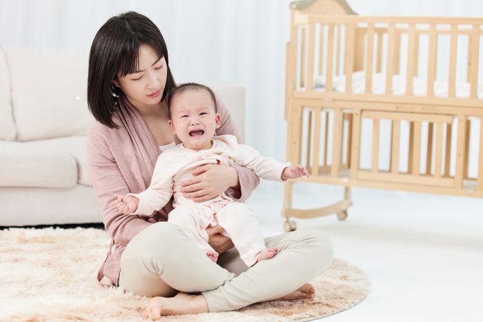 1640153654432928.jpg 摄图网_501725428_安抚哭泣婴儿的月嫂(企业商用).jpg