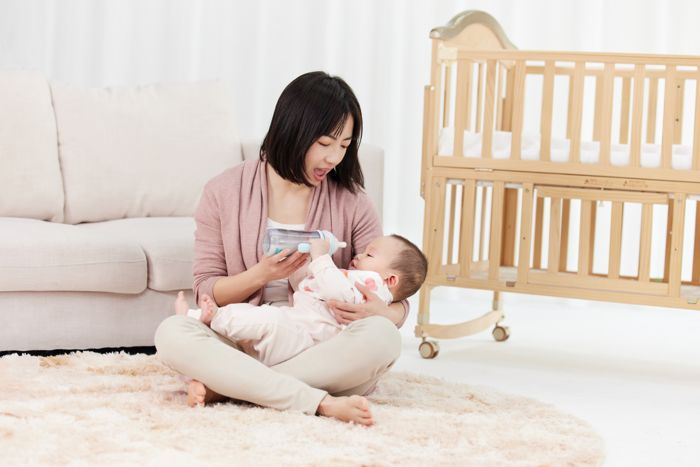 摄图网_501725414_月嫂喂养婴儿小宝宝（企业商用）.jpg