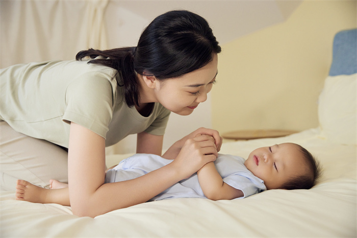 摄图网_501776460_母婴居家妈妈哄婴儿睡觉（企业商用）.jpg