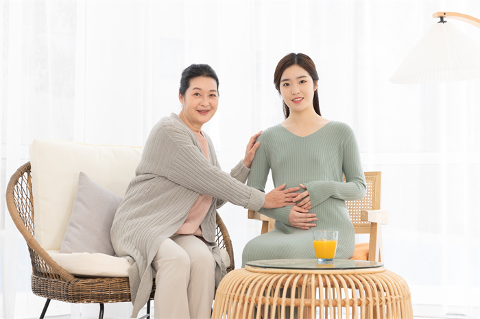 摄图网_501720070_母亲居家照顾怀孕的女儿（企业商用）.jpg