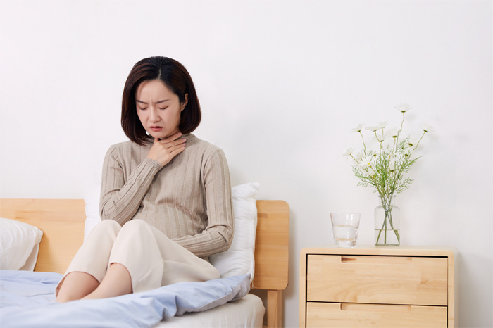 摄图网_501683962_女性独自一人在家身体不舒服脖子不舒服（企业商用）.jpg