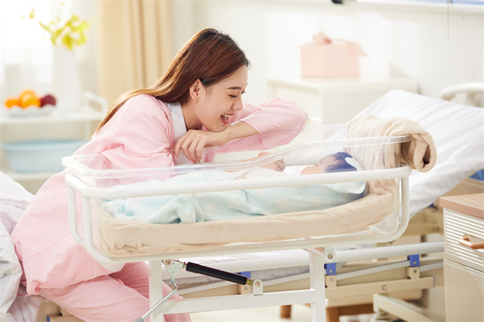 摄图网_501694359_月子中心宝妈和宝宝温馨互动（企业商用）.jpg