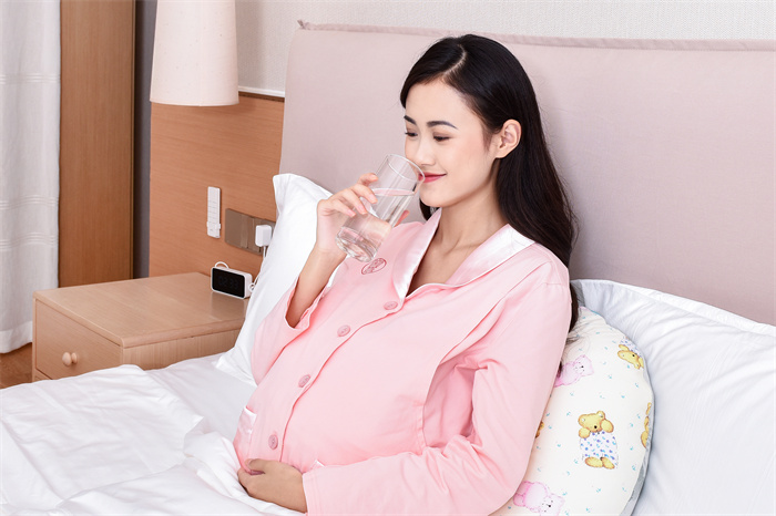 摄图网_501425520_喝水的孕妇（企业商用）.jpg