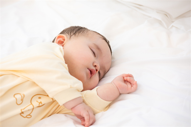 1657273577383390.jpg 摄图网_501532887_宝宝侧卧睡觉(企业商用).jpg