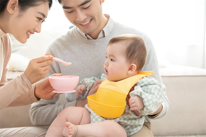 摄图网_501578755_爸爸妈妈喂婴儿吃辅食（企业商用） (1).jpg