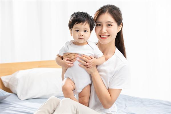 摄图网_501659888_年轻妈妈和宝宝形象（企业商用）.jpg