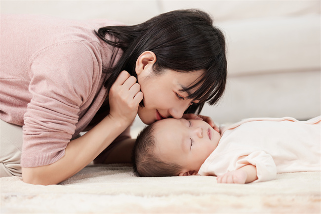 摄图网_501725452_婴儿与月嫂的温馨互动（企业商用）.jpg