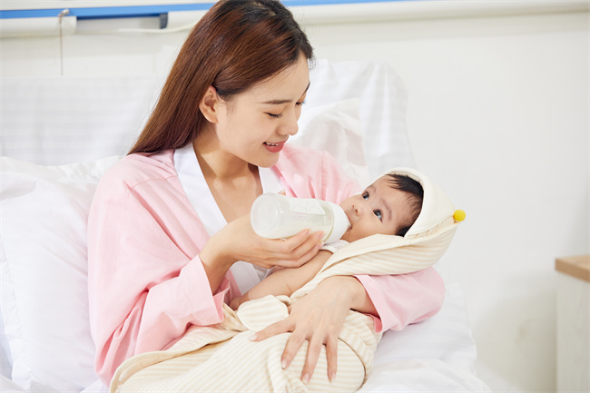 摄图网_501694246_月子中心年轻宝妈给新生儿婴儿宝宝喂奶（企业商用）.jpg