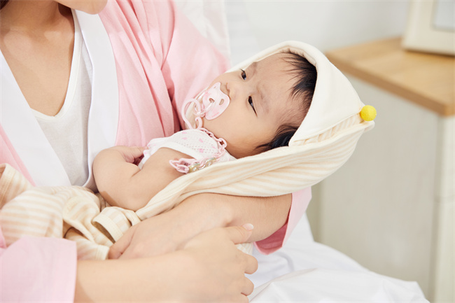 摄图网_501694236_年轻妈妈抱着婴儿（企业商用）.jpg